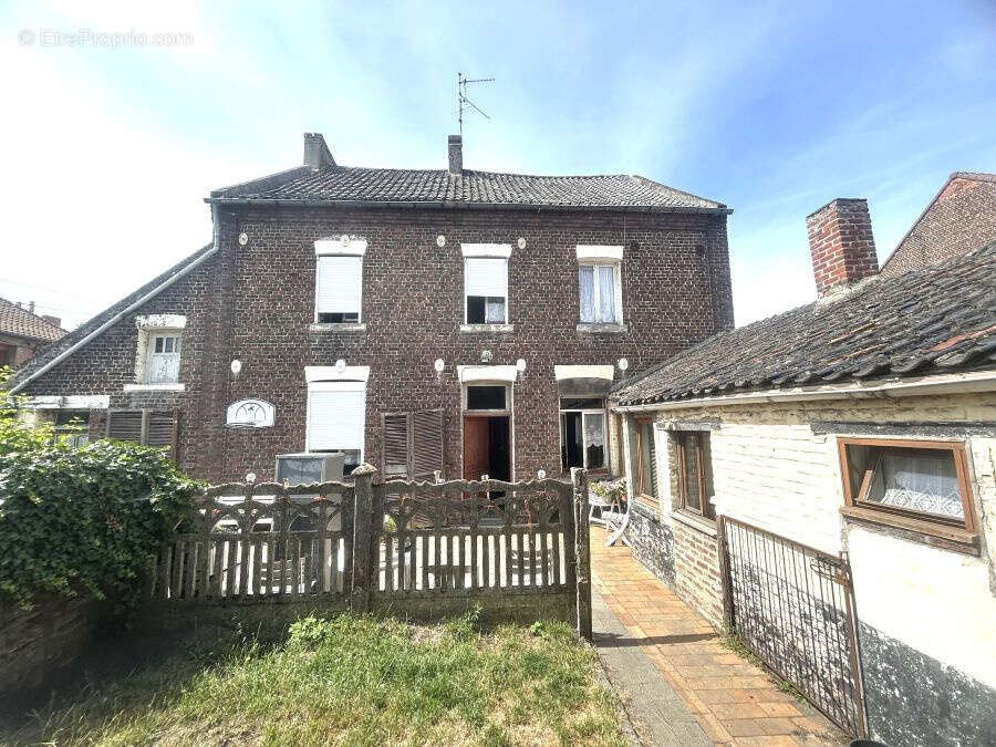 Maison de style bourgeoise, individuelle à rénover, développant 200m2 et bâtie sur 864m2 ! - photo 13