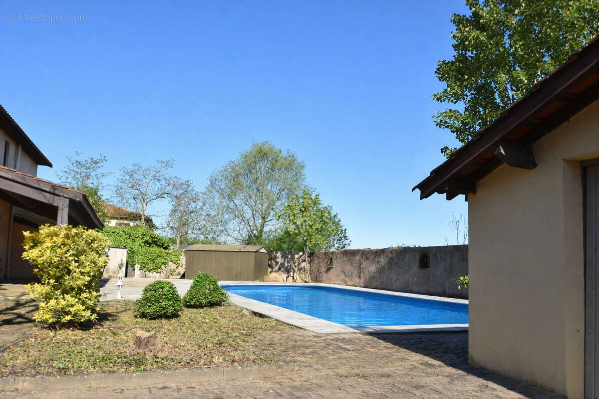 Maison à REYNIES