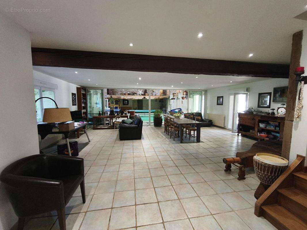 Ancien corps de ferme rénové  avec terrasses piscine et dependances  sur 8700 m2 - photo 4