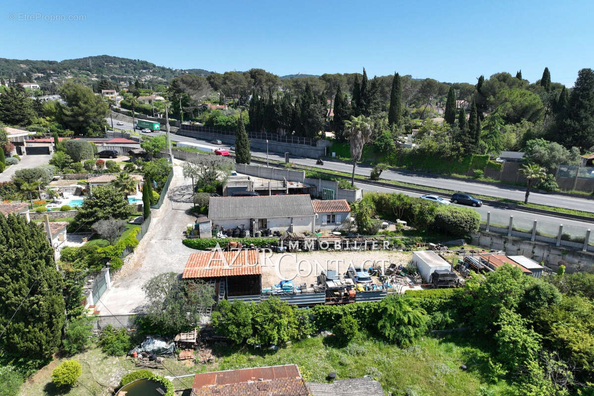 Terrain à MOUGINS