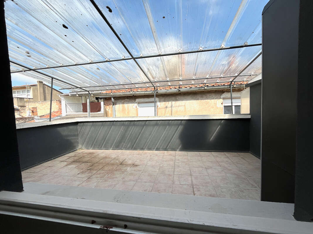 Idéalement situé à Villeneuve-sur-Lot, cet immeuble de rapport propose 6 appartements répartis sur rez-de-chaussée et étages, po - photo 3
