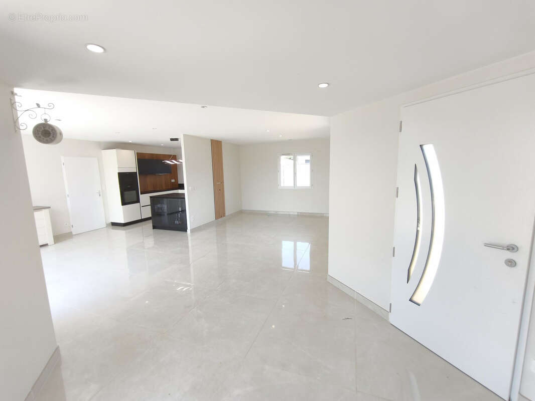 Maison récente T4 de 110 m2 de plain-pied avec terrasse et terrain clôturé - photo 6