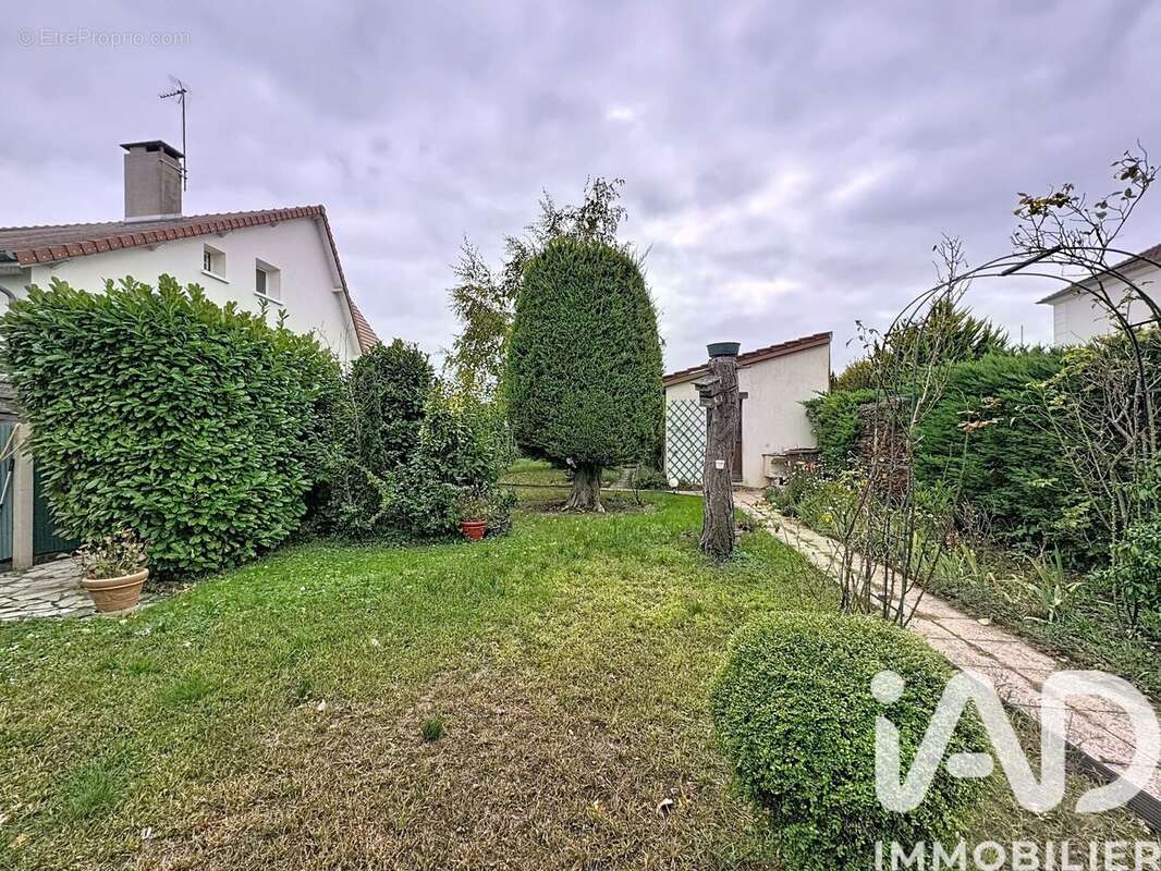 Photo 2 - Maison à LE MESNIL-LE-ROI