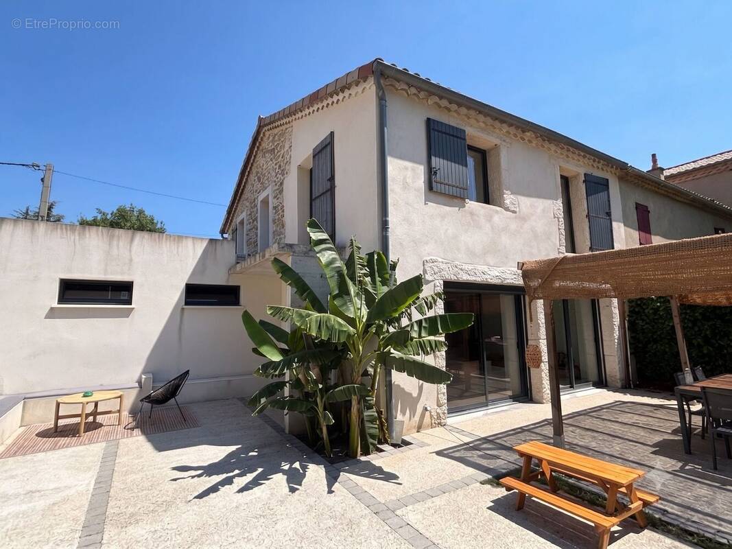 Photo désencombrée avec l'IA - Maison à SAINT-PRIEST