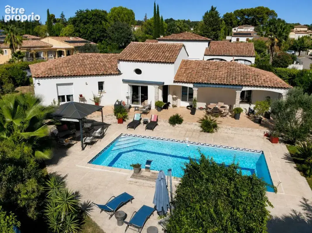 Une villa hors norme dans un écrin de verdure avec piscine  - photo 2