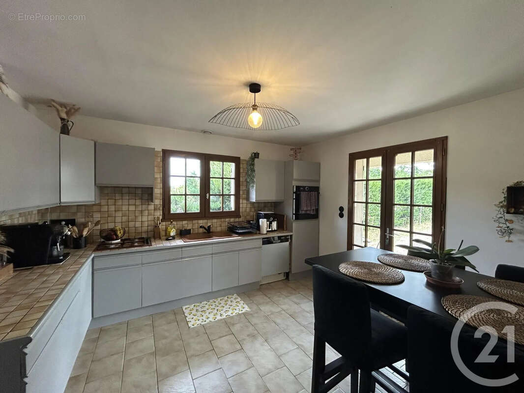 Maison 205 m² à Les Eglisottes-Et-Chalaures  - photo 3