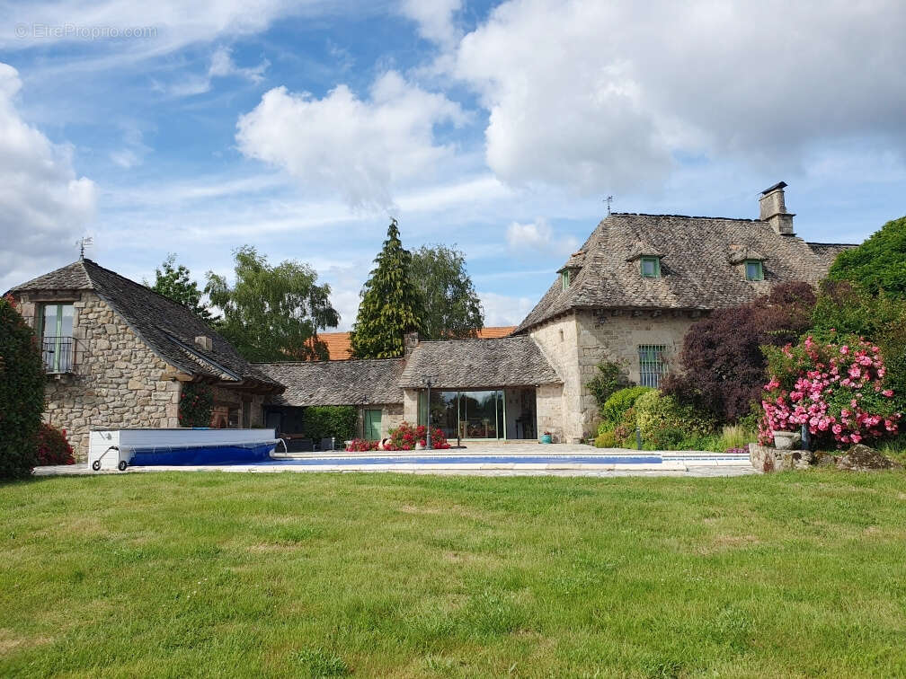 Magnifique propriété du 17éme, 2,5 ha prairie attenant, piscine, proche bourg tous commerces. - photo 2
