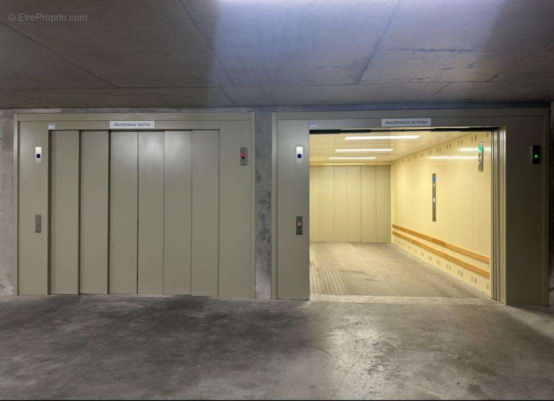 Parking à SAINT-CHAFFREY