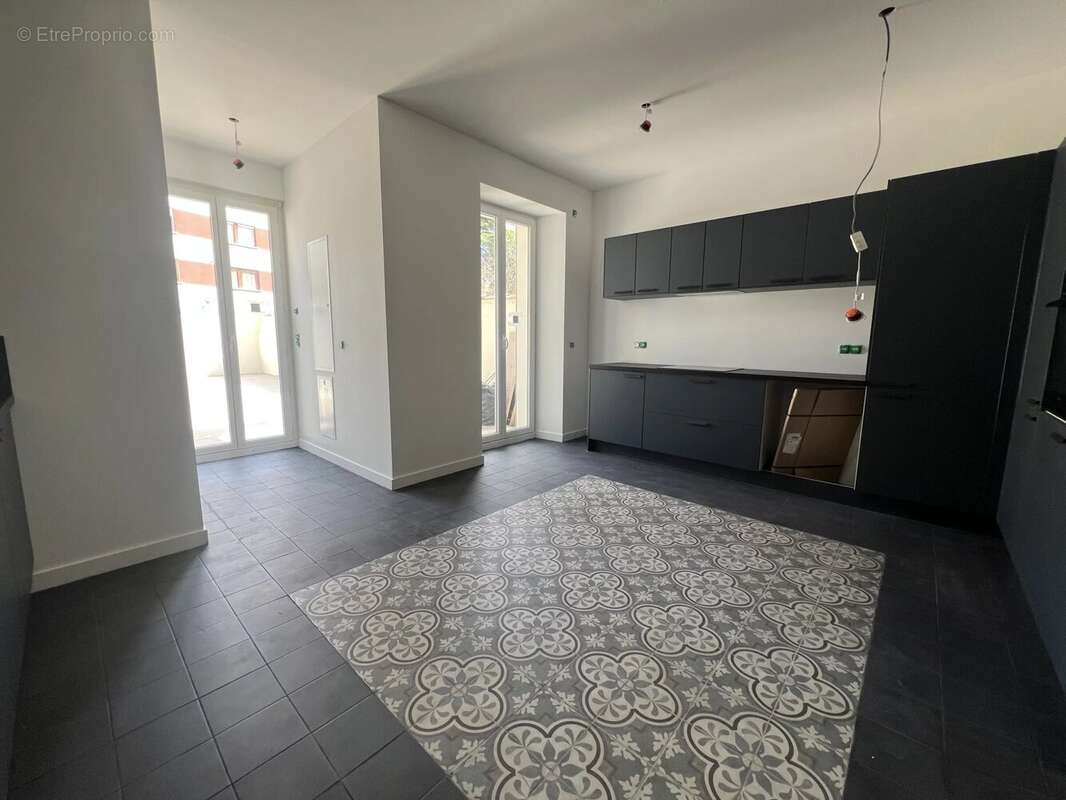 Cuisine fermée donnant sur la terrasse - Appartement à NIMES