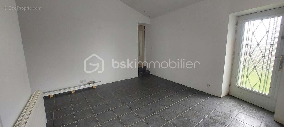 Maison plain-pied - 2 chambres - jardin - garage - dependances - photo 5