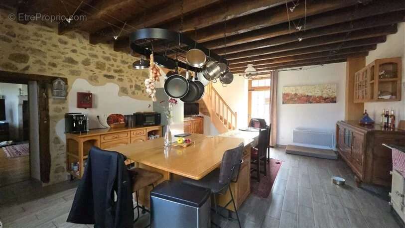 Maison à LUSSAC-LES-EGLISES