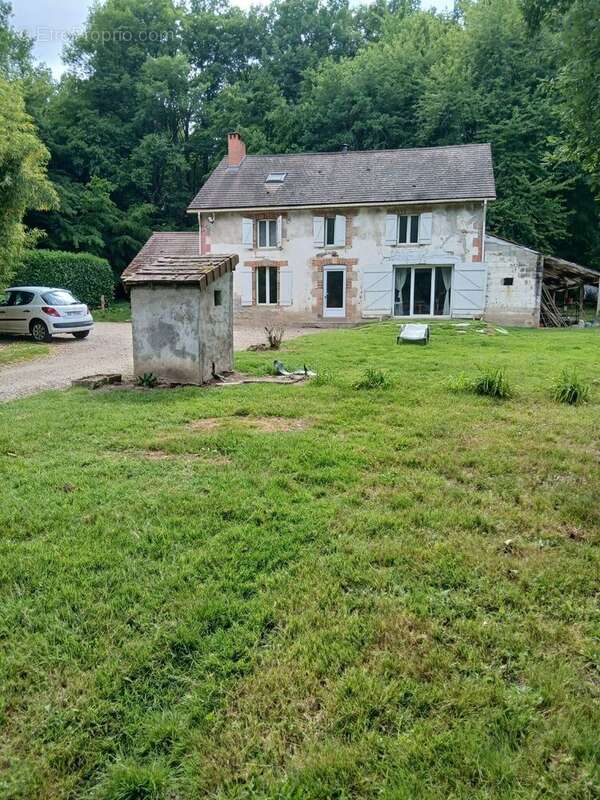 Maison 160 m² à Saint-Priest-Bramefant  - photo 4