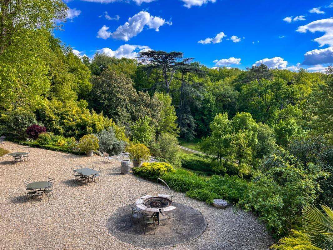 Château entièrement restauré sur 5 hectares de terrain (dont 2 hectares de bois et 3 sources d'eau) - photo 13