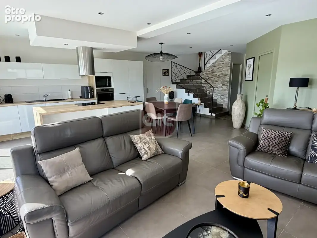 EXCLUSIVITÉ A.I.E. !! Superbe villa T4 récente avec vue dégagée. - photo 4