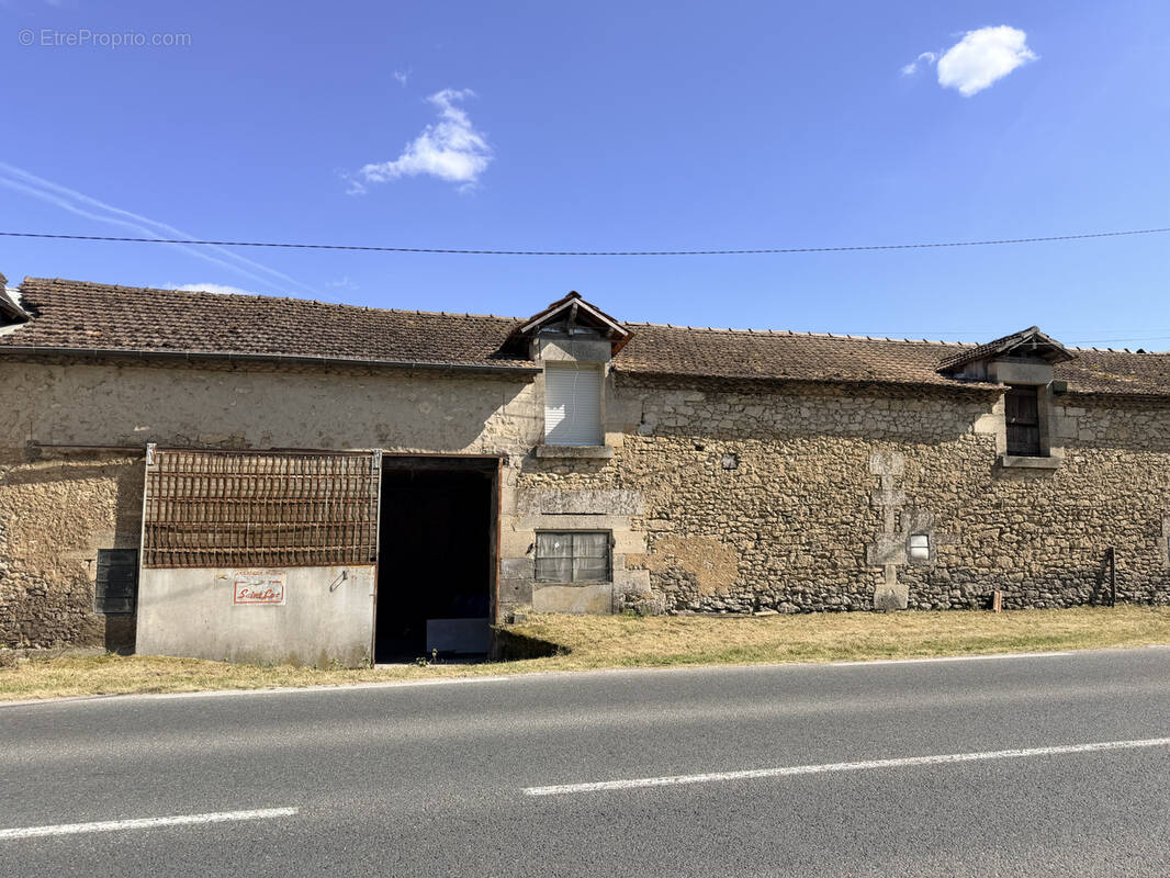 Parking à ANTONNE-ET-TRIGONANT