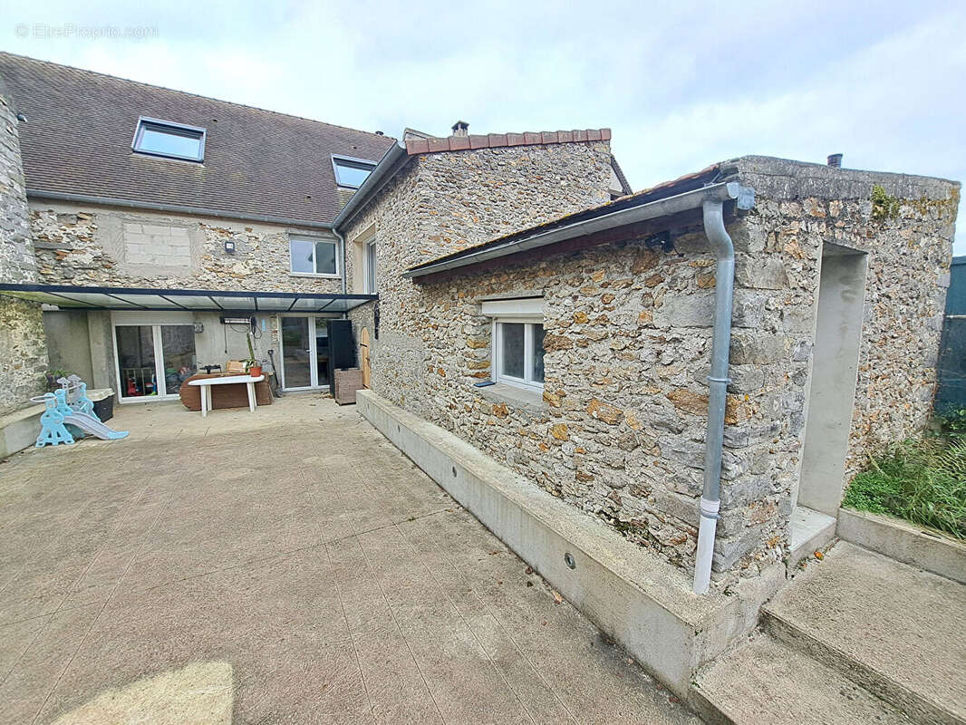 Maison à LES ECRENNES