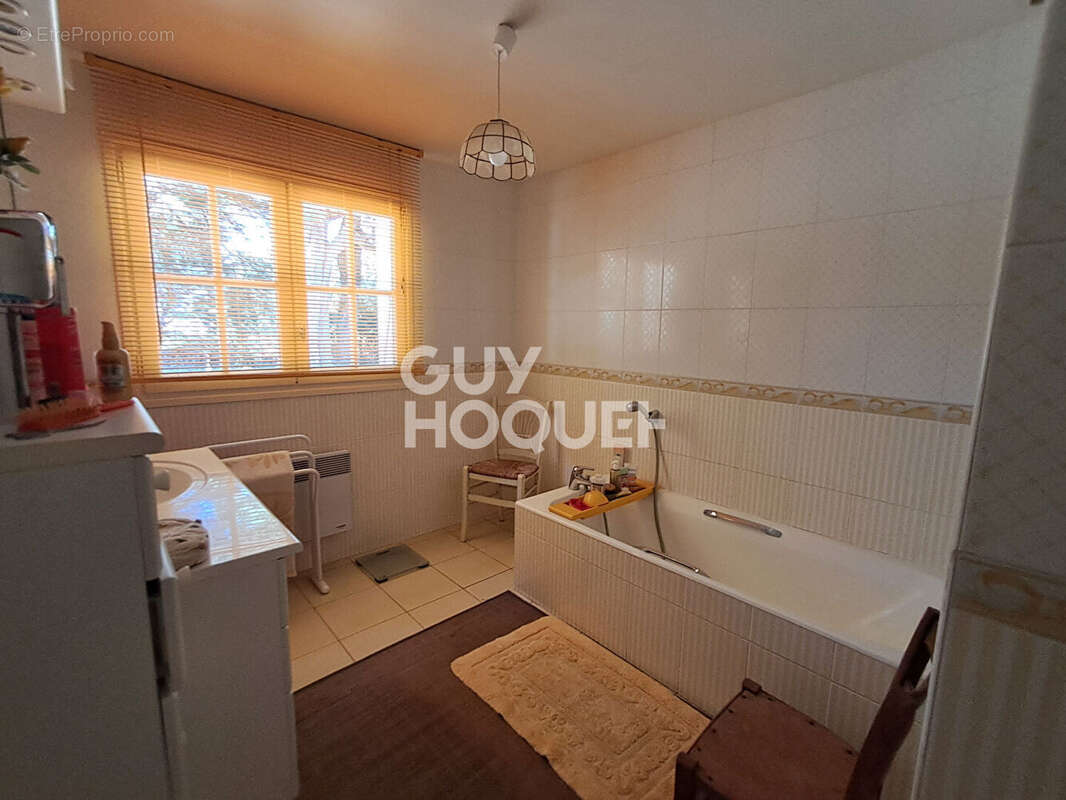 Maison à vendre à La Flotte - 5 pièces, piscine, grand terrain - photo 11