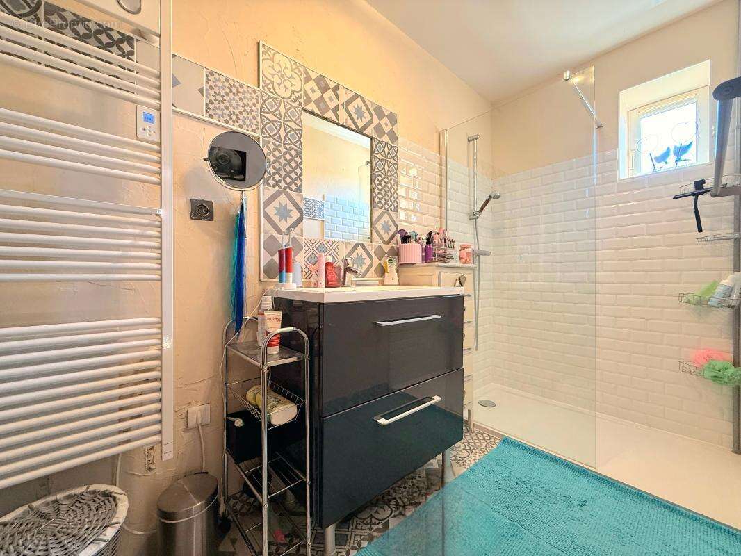 À vendre – Coup de cœur assuré! Authentique longère en pierre avec piscine – 143 m² – Terrain de 1 000 m² - photo 13
