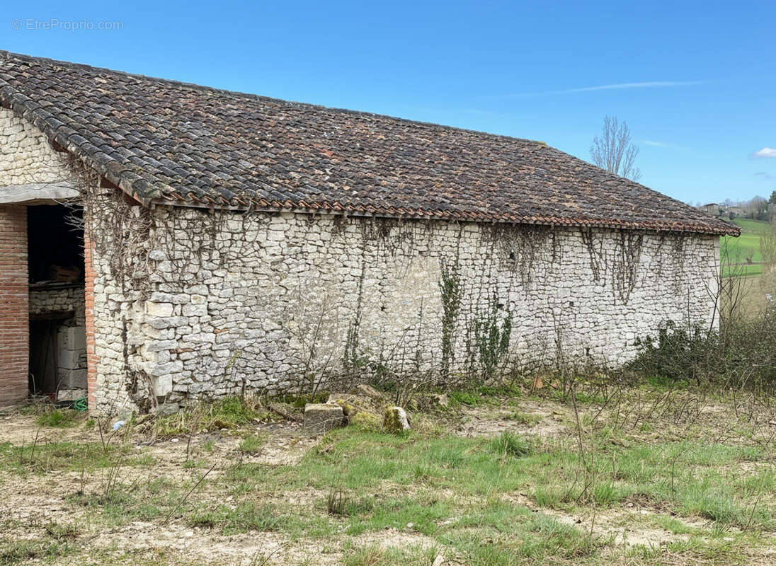 Grange en pierre à rénover avec 1 hectare de terrain Saint-Paul-Flaugnac - photo 2