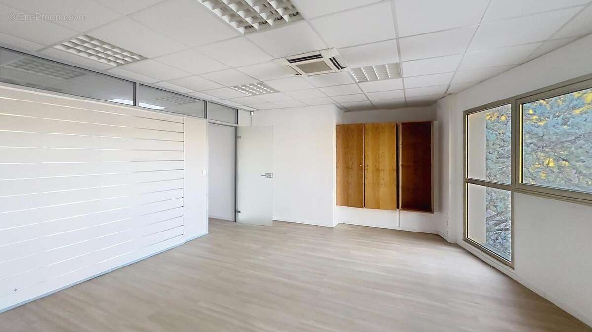 Photo 3 - Commerce à LE CANNET