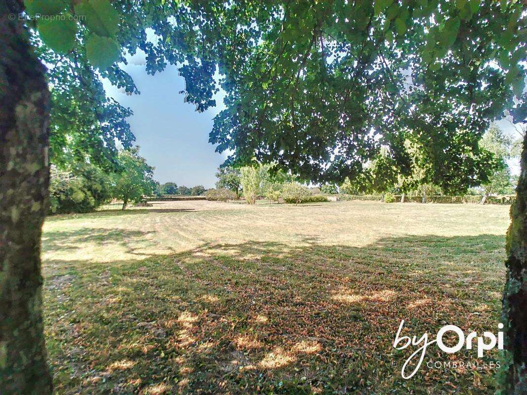 Maison à DURDAT-LAREQUILLE