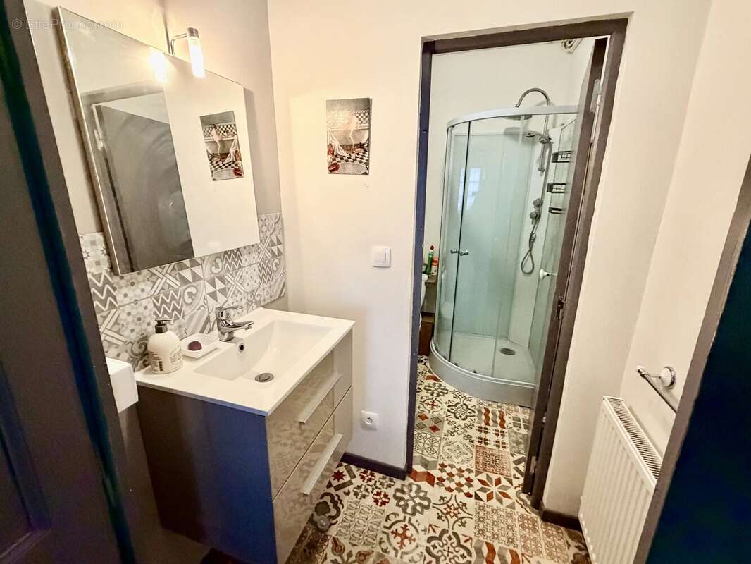 Grande maison de ville rénovée, dont l'âme authentique a été préservée. - photo 9