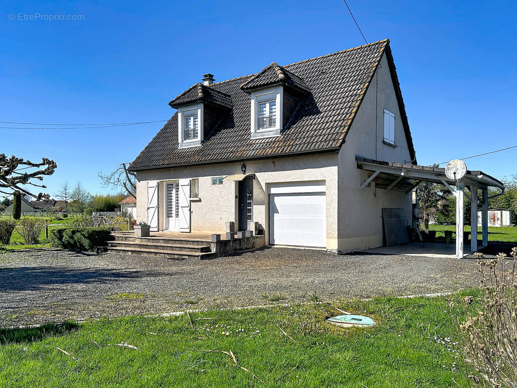 Maison à SAINT-PANTALEON-DE-LARCHE