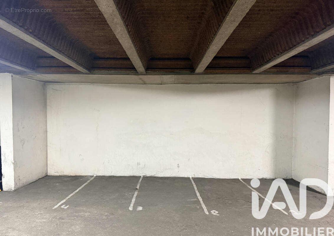 Photo 1 - Parking à PARIS-18E