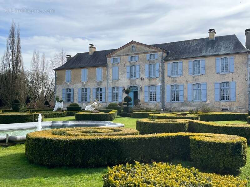 ELEGANT CHATEAU XVIIIs, sans travaux, sur 1 hectare clos de murs, jardin paysagé, chapelle, orangerie, dépendances, pour famille - photo 11