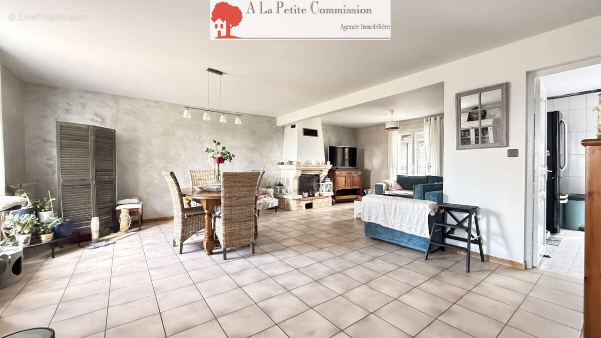 Maison familiale 4 chambres   Secteur recherché proche Leclerc Barjouville - photo 2