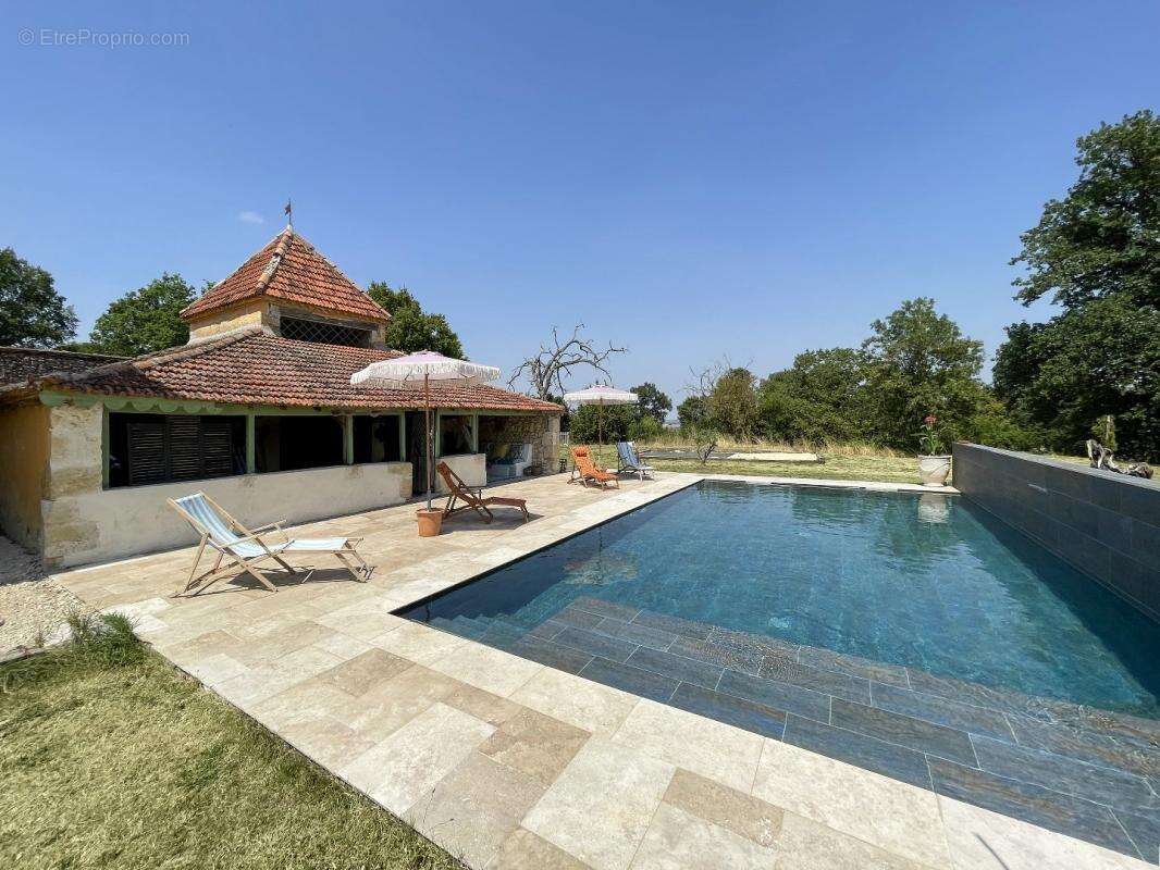 Propriété de caractère rénovée avec piscine, dépendances sur terrain de plus d’un hectare - photo 5