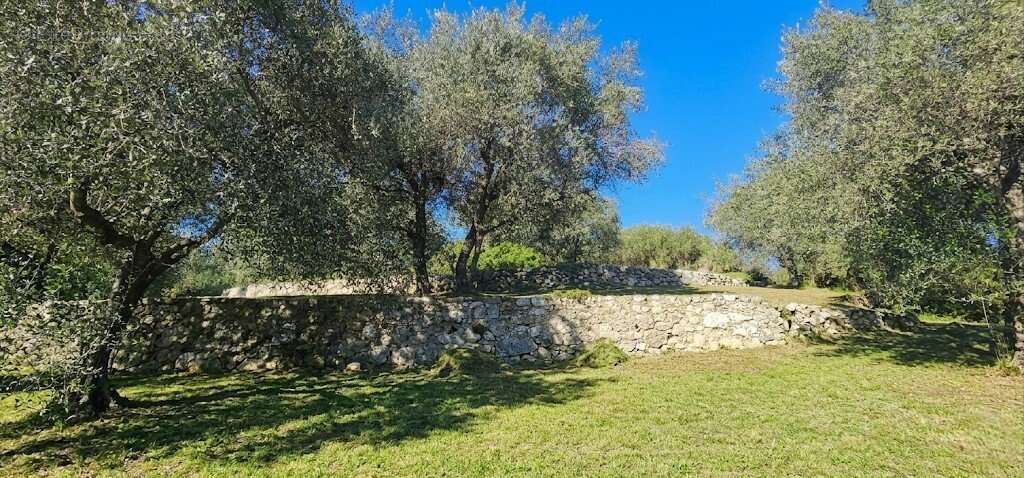 Terrain à TOURRETTE-LEVENS