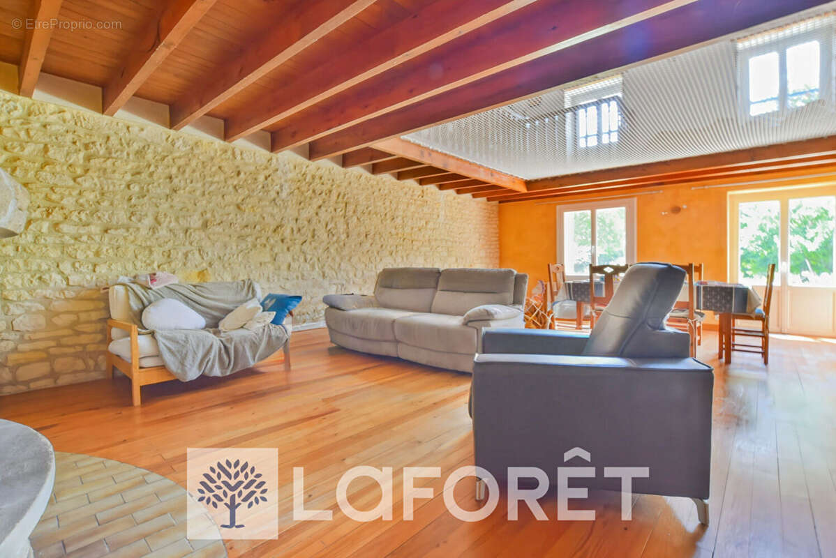 Maison à SAINT-GENIS-DE-SAINTONGE