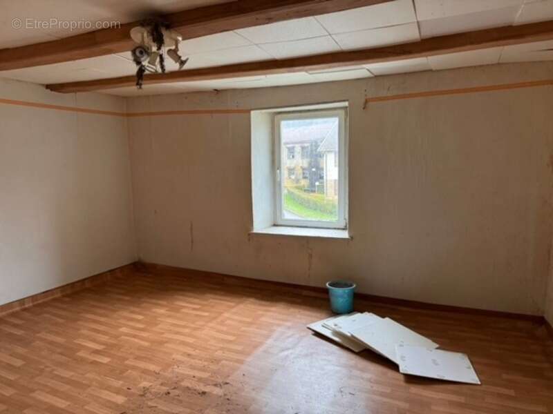 A vendre en exclusivité, proche de la Belgique et du Luxembourg, une maison de village à rénover de 67 m² habitables ! Située  d - photo 5