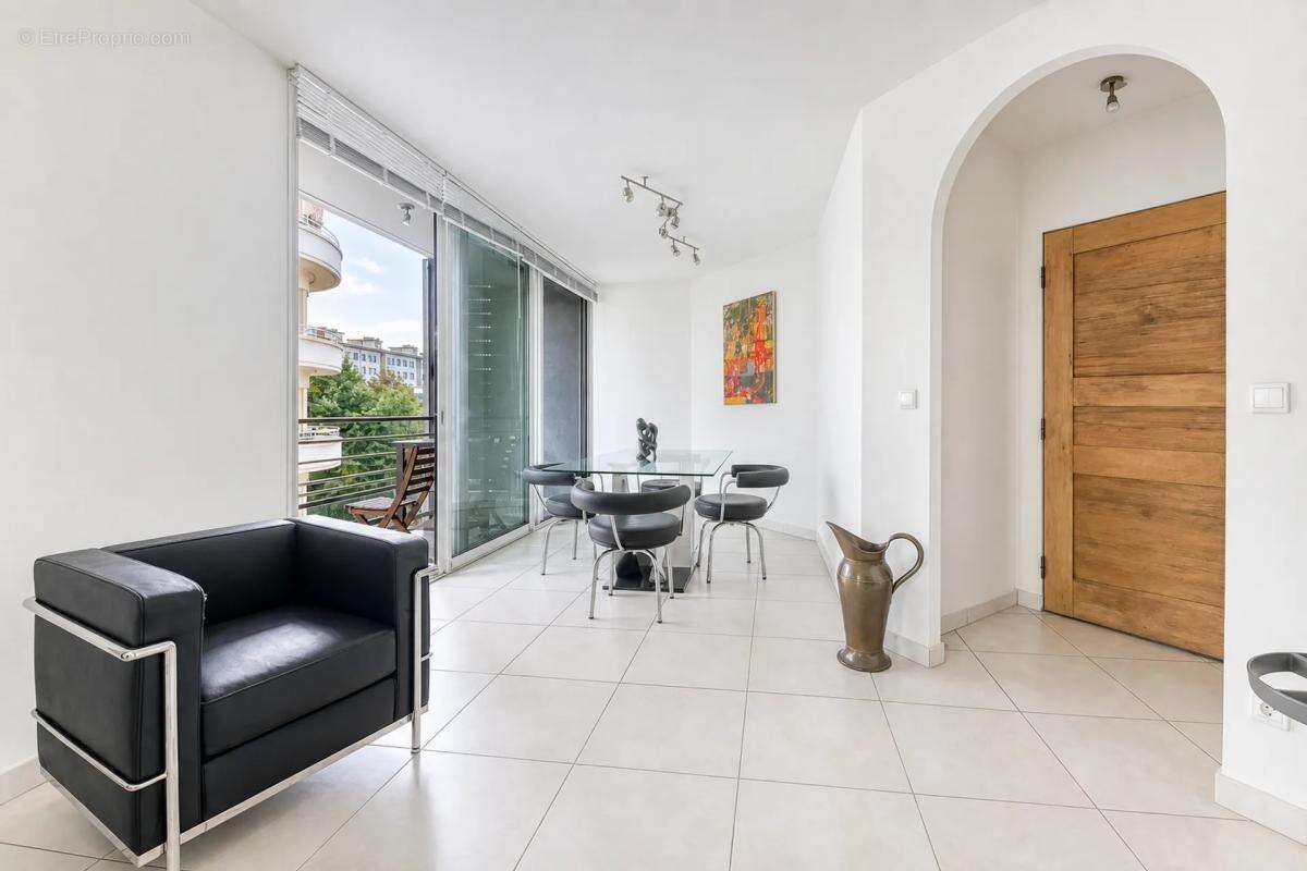 LYON 7 - Place JEAN MACE -Appartement T4 de 89 M2 - - photo 2
