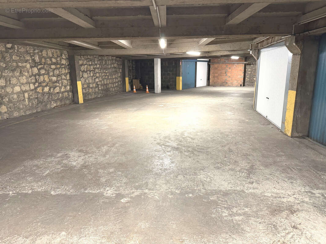 Parking à PARIS-12E