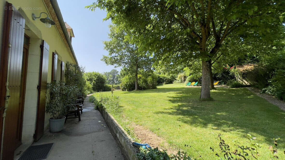 Maison 316 m² à Le Chatelet  - photo 4