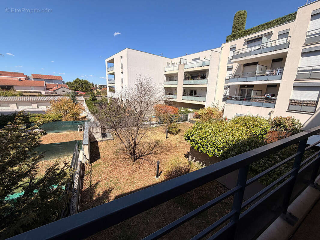 Appartement  avec terrasse en hyper-Centre de Meyzieu. - photo 5
