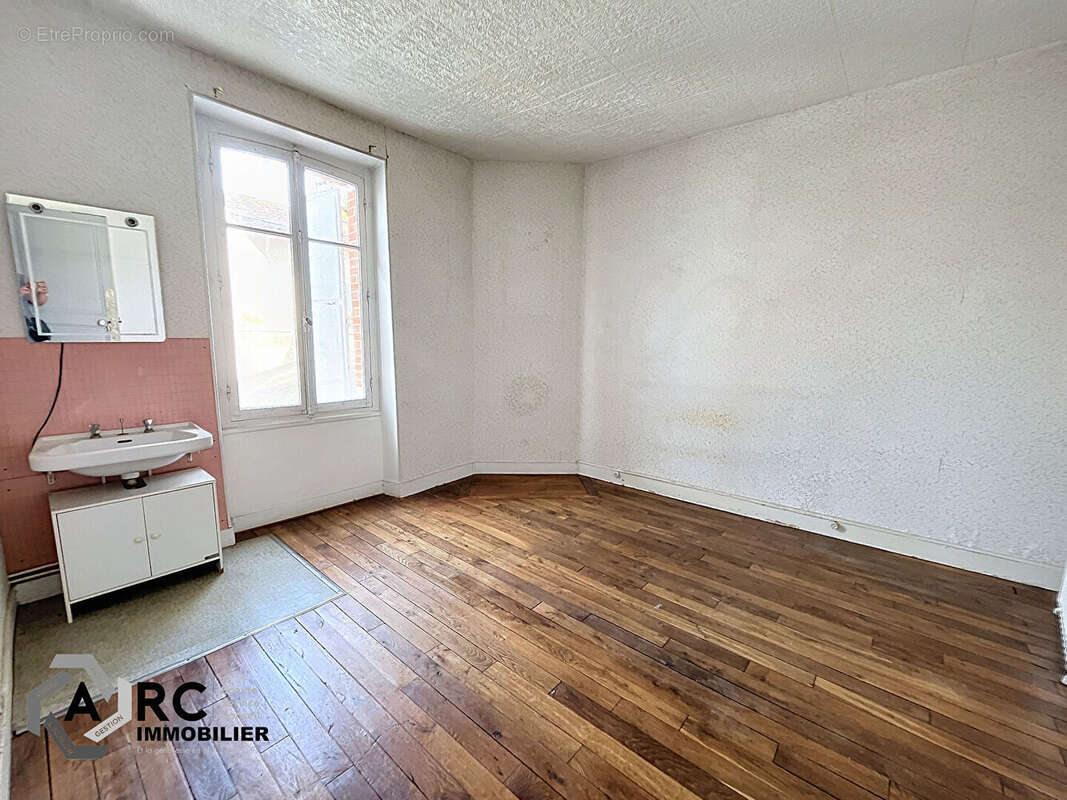 Maison à LA CHAPELLE-SAINT-MESMIN