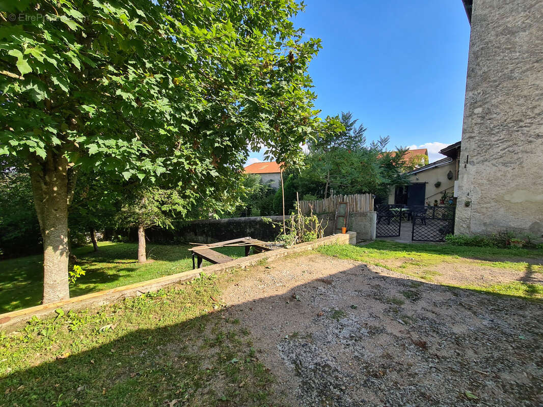VASTE MAISON rénovée avec terrains et dépendances - photo 3