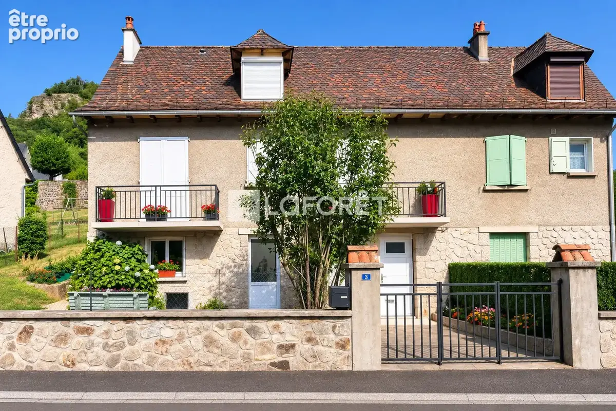 Maison à VIC-SUR-CERE