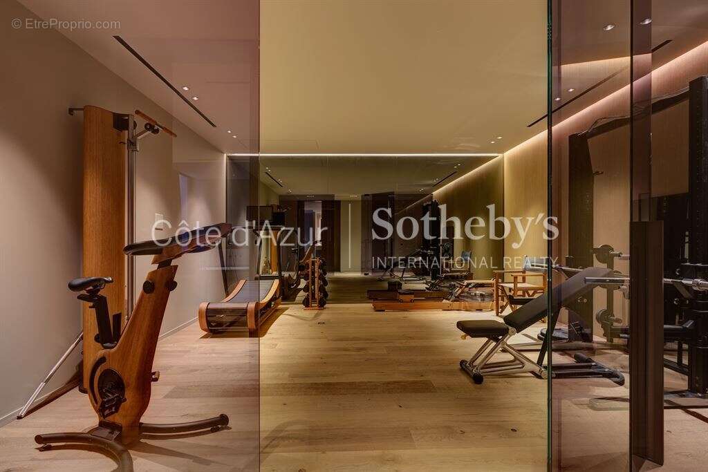 Vallauris, villa d'architecte contemporaine de 433 m² avec cinq suites, piscine miroir - photo 19