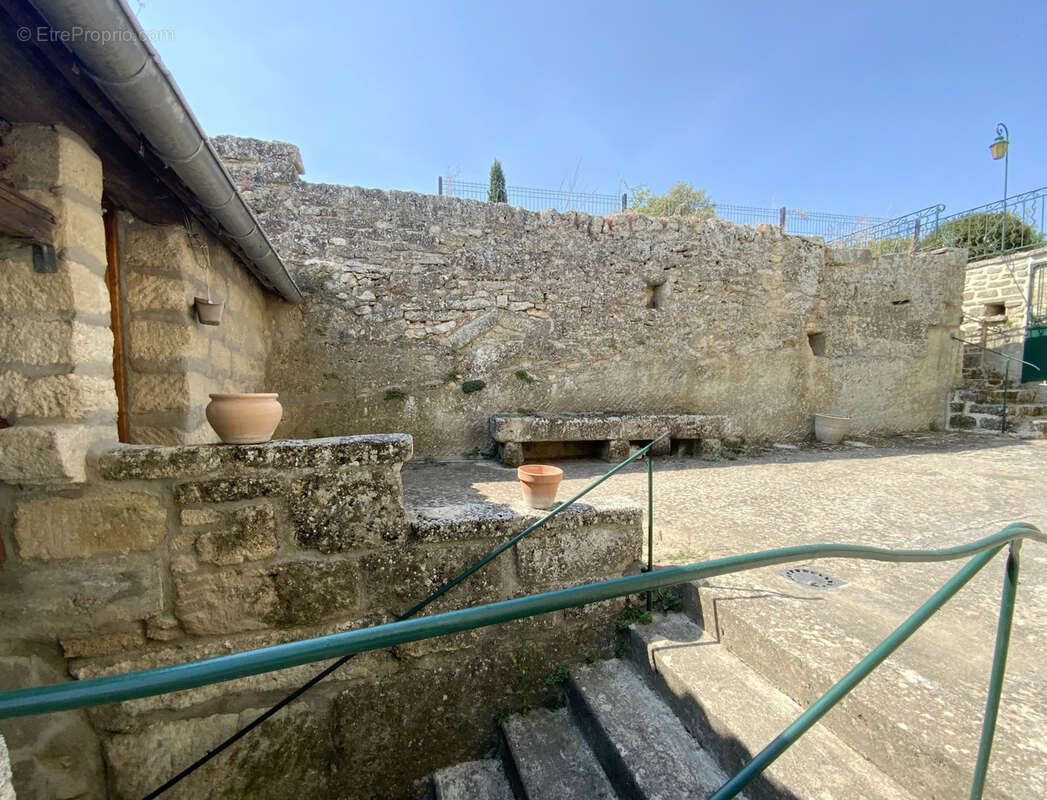Maison en pierre à 4 km d' Uzès, jardin et grand garage. - photo 5