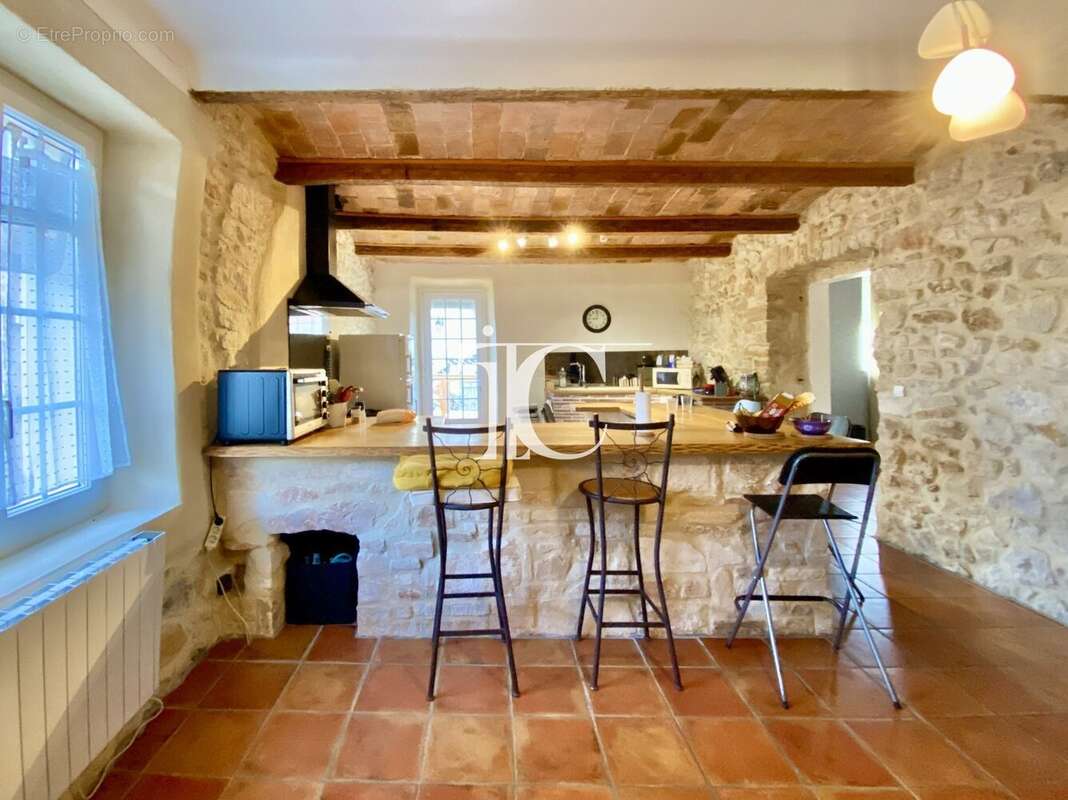 Sud barjac, maison de village de caractere, 178m2, 3 chambres, piscine, jardin 960m2 - photo 5