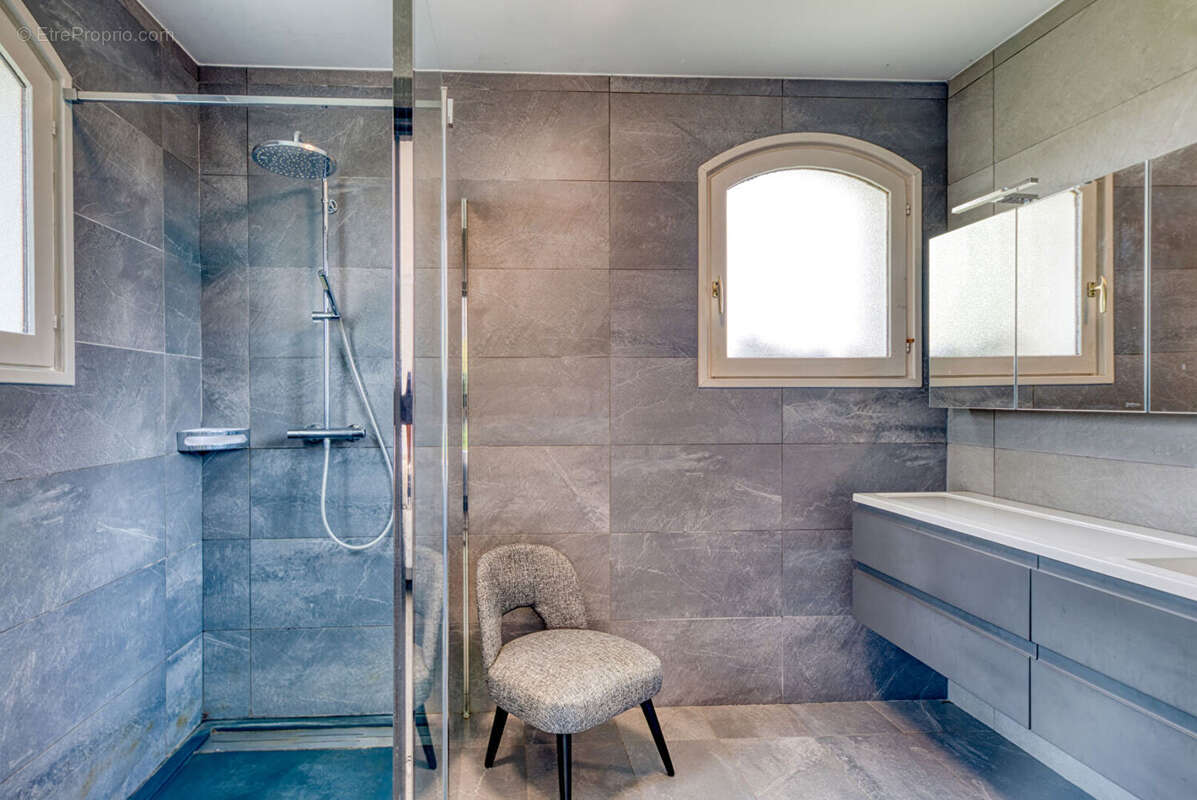 Maison à SAINT-GENIS-LES-OLLIERES