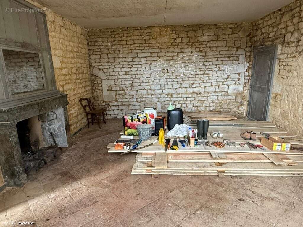 Aile de Vieux Logis du XVI? Siècle à Rénover, Proche de Ruffec - photo 11