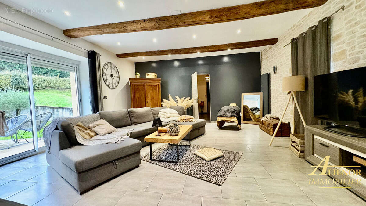 Maison à SAINT-PIERRE-DE-CHIGNAC