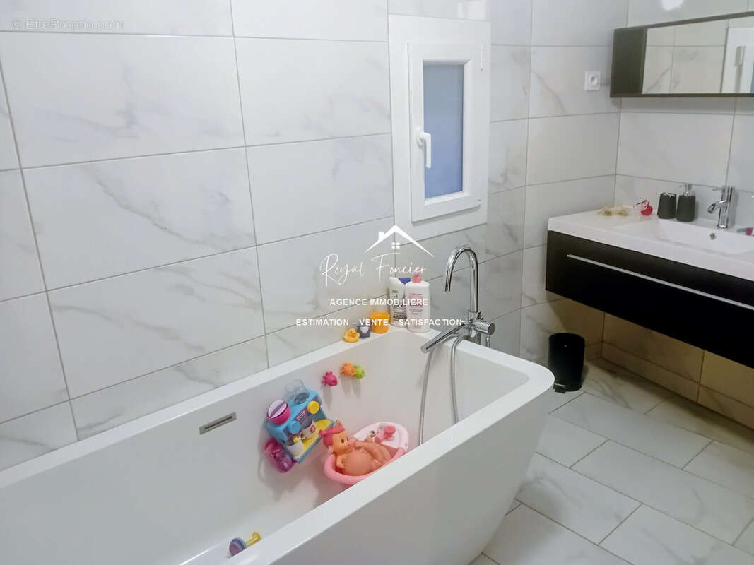 salle de bains au rez de chaussée  - Maison à MONDION