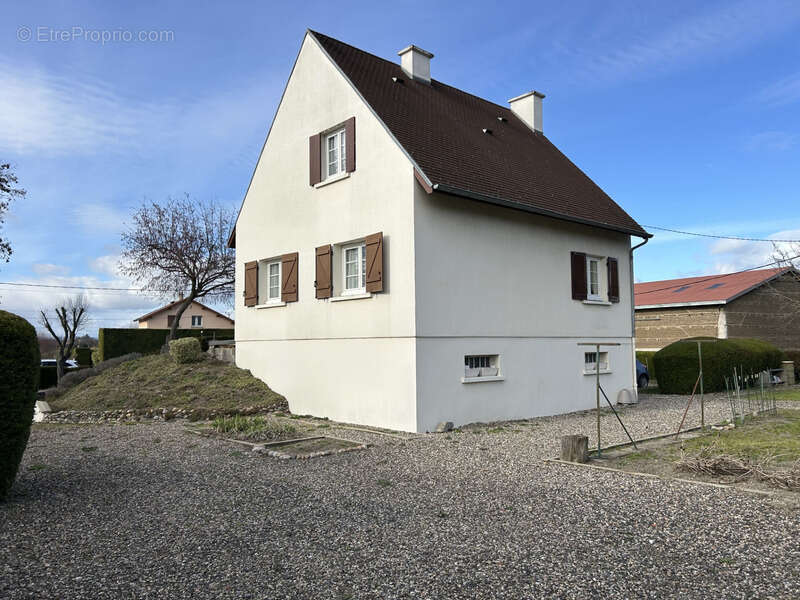 Maison à LES MARTRES-D'ARTIERE