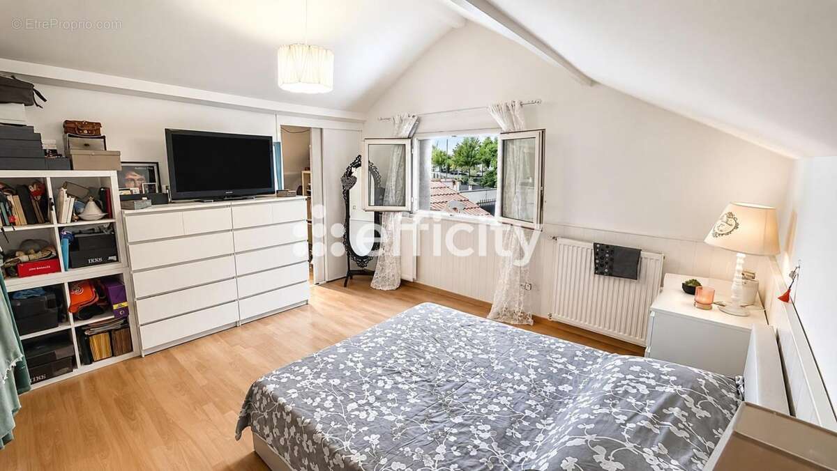 Maison 130 m² à Vaulx-En-Velin  - photo 9